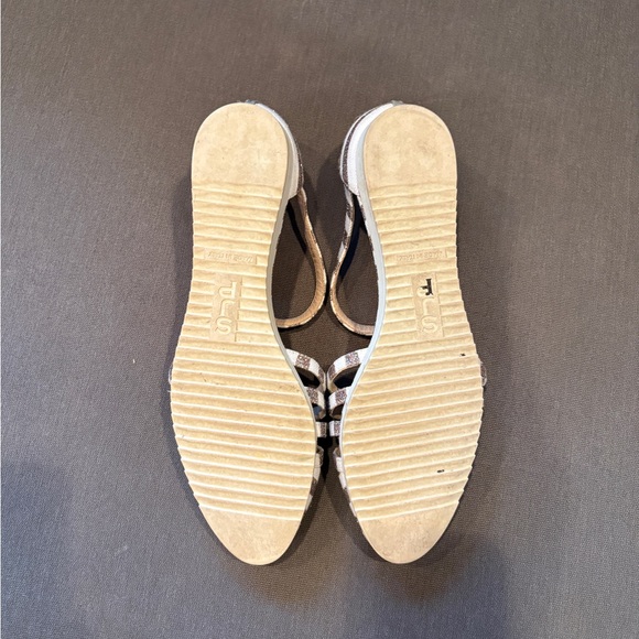 SJP by Sarah Jessica Parker Women’s Meteor Glitter Stripes T-Strap Flats Sz 8 - Picture 7 of 9